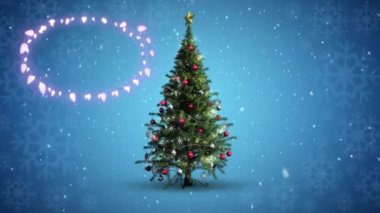 Noel ağacının üzerine düşen kar tanelerine karşı mavi arka planda dekoratif parlak ışıklar. Noel şenliği ve kutlama konsepti