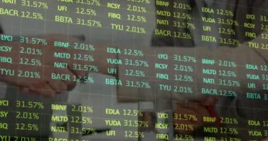 Toplantıda iş adamlarının el sıkışması üzerine finansal veri işleme animasyonu. küresel iş, bağlantılar ve veri işleme kavramı dijital olarak oluşturulmuş video.