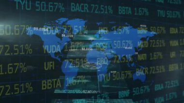 Dünya haritası üzerinde istatistik ve veri işleme animasyonları. küresel iş, veri işleme, dijital arayüz ve bağlantılar konsepti dijital olarak oluşturulmuş video.