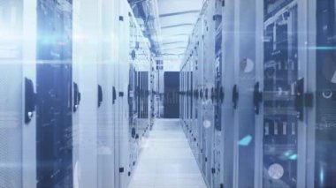 Bilgisayar sunucularıyla teknoloji odasında veri işleme animasyonu. küresel bağlantılar, veri işleme ve dijital arayüz konsepti dijital olarak oluşturulmuş video.