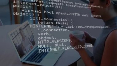 Dizüstü bilgisayardaki kadının veri işleme animasyonu. küresel veri işleme, teknoloji ve dijital arayüz kavramı dijital olarak oluşturulmuş video.