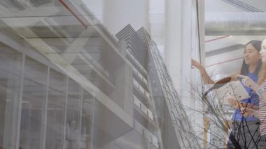 Modern ofiste konuşan iş kadınlarının ofis binasının animasyonu. iş, finans ve ağ konsepti dijital olarak oluşturulmuş video.