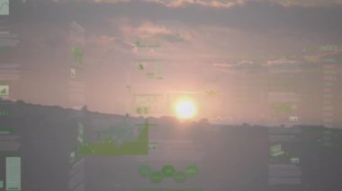 Günbatımında işlenen istatistiklerin animasyonu, bulutlar ve gökyüzü. küresel veri işleme ve dijital arayüz konsepti dijital olarak oluşturulmuş video.