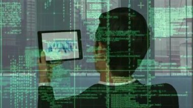 Tablet kullanılarak işadamının veri işleme animasyonu. küresel veri işleme ve teknoloji konsepti dijital olarak oluşturulmuş video.