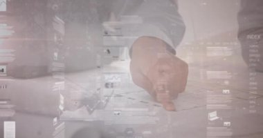 Toplantıda mimarla ilgili istatistik ve finansal veri işleme animasyonu. küresel iş, bağlantılar ve veri işleme kavramı dijital olarak oluşturulmuş video.