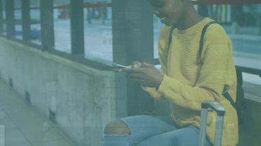 Akıllı telefon kullanan gülümseyen bir kadının istatistik işlemleri. Sosyal medya, bağlantılar, veri işleme ve teknoloji konsepti dijital olarak oluşturulmuş video.