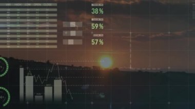 Günbatımıyla birlikte manzara üzerinde işlenen istatistiklerin animasyonu. küresel veri işleme ve dijital arayüz konsepti dijital olarak oluşturulmuş video.