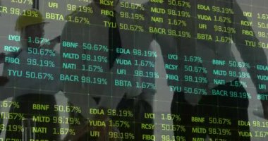 Toplantıdaki mimarların finansal veri işleme animasyonları. küresel iş, bağlantılar ve veri işleme kavramı dijital olarak oluşturulmuş video.