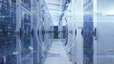 Bilgisayar sunucularıyla teknoloji odasında yapılan tarama ve veri işleme animasyonları. küresel bağlantılar, veri işleme ve dijital arayüz konsepti dijital olarak oluşturulmuş video.