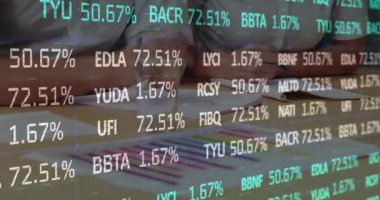 Toplantıdaki iş adamları üzerinde finansal veri işleme animasyonu. küresel iş, bağlantılar ve veri işleme kavramı dijital olarak oluşturulmuş video.