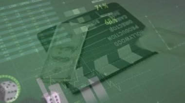 İki zar ve Amerikan dolarları üzerinde finansal veri işleme animasyonu. iş, finans ve kumar konsepti dijital olarak üretilen video.