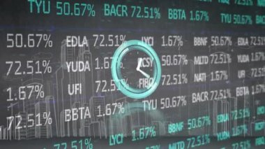 Saatin animasyonu ve şehir manzarası üzerinde ilerleyen veri işlemesi. küresel bağlantılar ve veri işleme konsepti dijital olarak oluşturulmuş video.