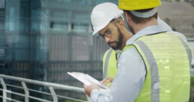 İnşaat alanına giren erkek mimarların istatistik işleme animasyonları. iş, geliştirme ve üretkenlik kavramı dijital olarak oluşturulmuş video.