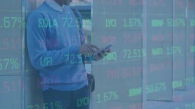 Akıllı telefon kullanan bir adamın veri işleme animasyonu. Sosyal medya, bağlantılar, veri işleme ve teknoloji konsepti dijital olarak oluşturulmuş video.