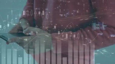 Akıllı telefon kullanan adamın istatistik ve veri işleme animasyonu. küresel bağlantılar, teknoloji, veri işleme ve dijital arayüz konsepti dijital olarak oluşturulmuş video.