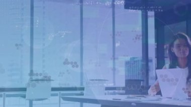 İş adamlarının birlikte çalışması üzerine veri işleme animasyonu. küresel iş ve veri işleme kavramı dijital olarak oluşturulmuş video.