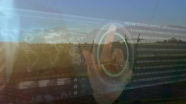 Elektrik direklerini tarayan veri işleme ve dürbün animasyonları. küresel elektrik, enerji ve veri işleme kavramı dijital olarak oluşturulmuş video.