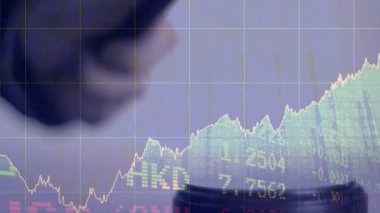 Müzayedecinin çekiciyle ilgili istatistik ve finansal veri işleme animasyonu. küresel iş, veri işleme, finans, kriz ve durgunluk kavramı dijital olarak oluşturulmuş video.