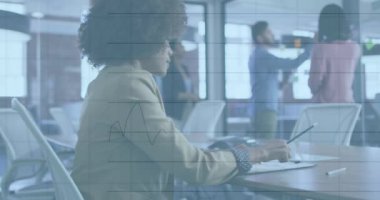 Ofisteki gülümseyen melez iş kadınıyla ilgili dosya ve veri işleme animasyonları. iş, küresel iletişim ve dijital arayüz teknolojisi konsepti dijital olarak oluşturulmuş video.