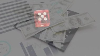 Zar üzerinden finansal veri işleme animasyonu ve arka planda Amerikan dolarları. iş, finans ve kumar konsepti dijital olarak üretilen video.