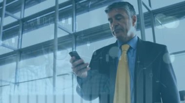 Akıllı telefon kullanarak iş adamının istatistiksel işlemlerinin animasyonu. iş, bağlantılar, veri işleme ve teknoloji konsepti dijital olarak oluşturulmuş video.