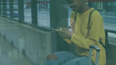 Akıllı telefon kullanan gülümseyen bir kadının istatistik işlemleri. Sosyal medya, bağlantılar, veri işleme ve teknoloji konsepti dijital olarak oluşturulmuş video.