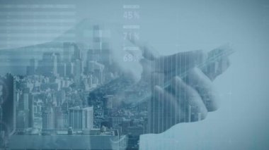 Akıllı telefon kullanan bir adamın elinde istatistik işleme ve şehir manzarası animasyonu. bağlantılar, veri işleme ve teknoloji konsepti dijital olarak oluşturulmuş video.