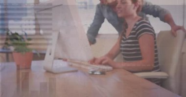 Toplantıda bilgisayar kullanan iş adamlarının istatistik ve veri işleme animasyonları. küresel iş, veri işleme ve dijital arayüz kavramı dijital olarak oluşturulmuş video.