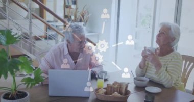 Dizüstü bilgisayar kullanarak Kafkasyalı üst düzey çiftin bağlantı ağının animasyonu. küresel bağlantılar, dijital arayüz ve teknoloji konsepti dijital olarak oluşturulmuş video.