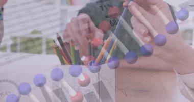 Ofiste renkli kalem alan insanların DNA iplikçiklerinin, istatistiklerin ve veri işlemelerinin animasyonu. bilim, iş, veri işleme ve dijital arayüz kavramı dijital olarak oluşturulmuş video