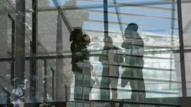 Modern ofiste konuşan iş adamlarının ofis binasının animasyonu. iş, finans ve ağ konsepti dijital olarak oluşturulmuş video.