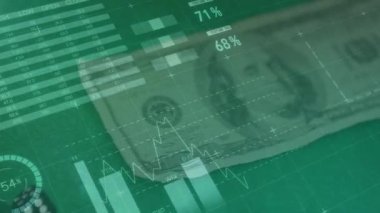 Zarlar üzerinde finansal veri işleme animasyonu ve yeşil arka planda Amerikan doları banknotları. iş, finans ve kumar konsepti dijital olarak üretilen video.