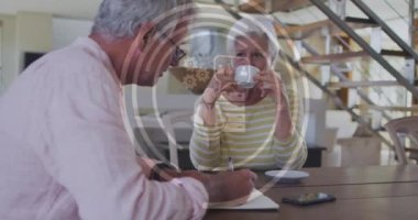 Evdeki Kafkasyalı yaşlı çiftin ikonlarla olan bağlantılarının animasyonu. küresel bağlantılar ve dijital arayüz konsepti dijital olarak oluşturulmuş video.