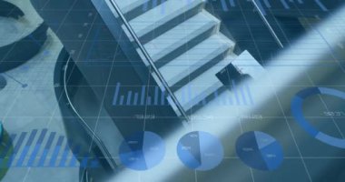 Merdivenlerde tartışılan iki farklı iş arkadaşı üzerinde grafik ve veri işleme animasyonları. iş, küresel iletişim ve dijital arayüz teknolojisi konsepti dijital olarak oluşturulmuş video.