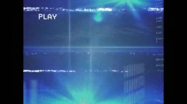 Ekranda gitch ile dijital veri işleme animasyonu. küresel veri işleme ve dijital arayüz konsepti dijital olarak oluşturulmuş video.