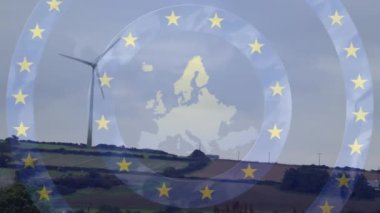 Dönen rüzgar türbinleri üzerinde dönen Avrupa Birliği bayrağının yıldızlarıyla Avrupa haritasının animasyonu. Avrupa Birliği enerji ve ekonomi kavramı dijital olarak üretilen video.