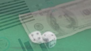 İki zarın üzerinde finansal veri işleme animasyonu ve yeşil arka planda Amerikan dolarları. iş, finans ve kumar konsepti dijital olarak üretilen video.