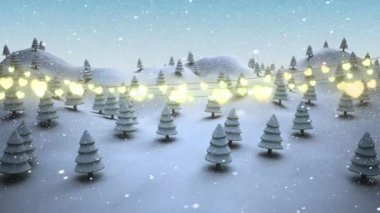 Parlayan kalp şeklindeki peri ışığı süslemeleri kış manzarasına düşmeye karşı. Noel şenliği ve kutlama konsepti