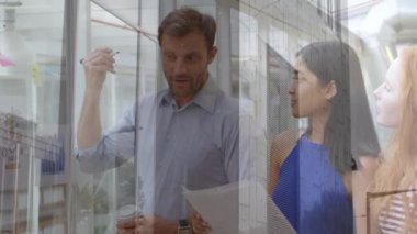 Modern ofiste konuşan iş adamlarının ofis binasının animasyonu. iş, finans ve ağ konsepti dijital olarak oluşturulmuş video.