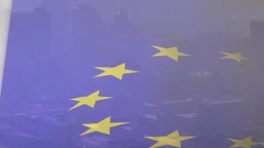 Bayrakların modern şehir manzarası üzerine Avrupa Birliği bayrağının canlandırılması. Avrupa Birliği, politika, ekonomi ve iletişim teknolojisi konsepti dijital olarak oluşturulmuş video.