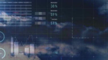 Bulutların ve gökyüzünün üzerinde işlenen istatistiklerin animasyonu. küresel veri işleme ve dijital arayüz konsepti dijital olarak oluşturulmuş video.