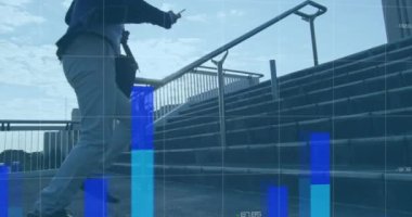Merdivenlerden yukarı koşan iş adamlarının mali istatistiklerinin animasyonu. finans ve iş konsepti dijital olarak oluşturulmuş video.