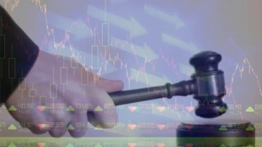 Müzayedecinin çekiciyle ok, istatistik ve finansal veri işleme animasyonları. küresel iş, veri işleme, finans, kriz ve durgunluk kavramı dijital olarak oluşturulmuş video.