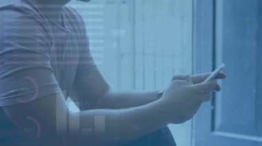 Akıllı telefon kullanan gülümseyen adamın istatistiksel işlemlerinin animasyonu. Sosyal medya, bağlantılar, veri işleme ve teknoloji konsepti dijital olarak oluşturulmuş video.