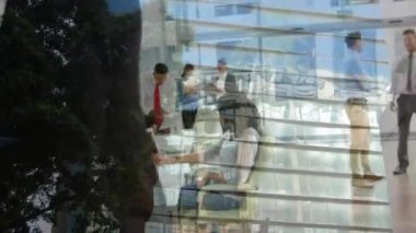 Modern ofiste konuşan iş kadınlarının ofis binasının animasyonu. iş, finans ve ağ konsepti dijital olarak oluşturulmuş video.