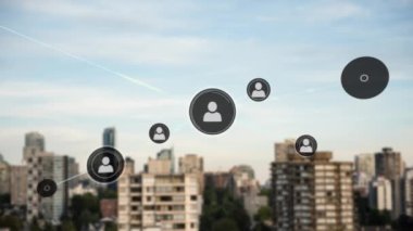 Şehir manzarası üzerindeki insan simgeleriyle bağlantı ağının animasyonu. küresel bağlantılar, iş ve finans kavramı dijital olarak oluşturulmuş video.
