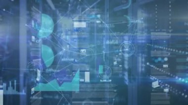 Bilgisayar sunucularıyla teknoloji odasında bağlantı ve veri işleme ağının animasyonu. küresel bağlantılar, veri işleme ve dijital arayüz konsepti dijital olarak oluşturulmuş video.