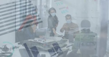 Ofiste çalışan maskeli iş adamlarının istatistiklerinin incelenmesi. covid 19 pandemik konsept sırasında dijital olarak üretilen iş ve iş yeri.