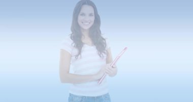 Mavi üzerine kitap tutan beyaz kadının gülümsemesi üzerine yeşil soru işareti animasyonu. Ulusal bilgi yarışması günü, bilgi, yarışma konsepti dijital olarak oluşturulmuş video.