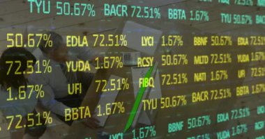 Toplantıdaki iş adamları üzerinden finansal veri işleme animasyonu. küresel iş, veri işleme ve dijital arayüz kavramı dijital olarak oluşturulmuş video.